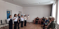 Творческий подарок для мам: артисты ДШИ выступили перед пожилыми бурлинцами - Бурлинский район